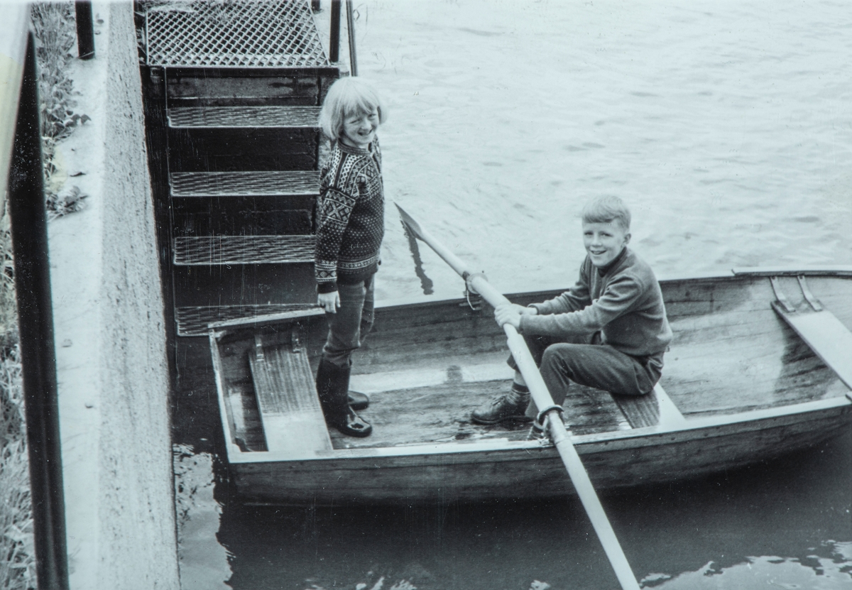 Atlungstad, flom 1967. Robåt, Sidsel Gjestvang, Erik Gjestvang.