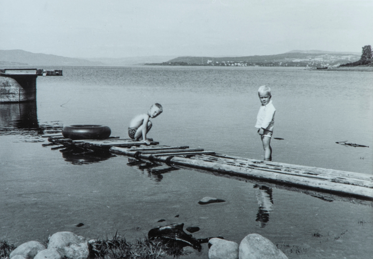 Atlungstad, brygge, F.v. Jon Gjestvang, Erik Gjestvang, bader i Mjøsa, badering,