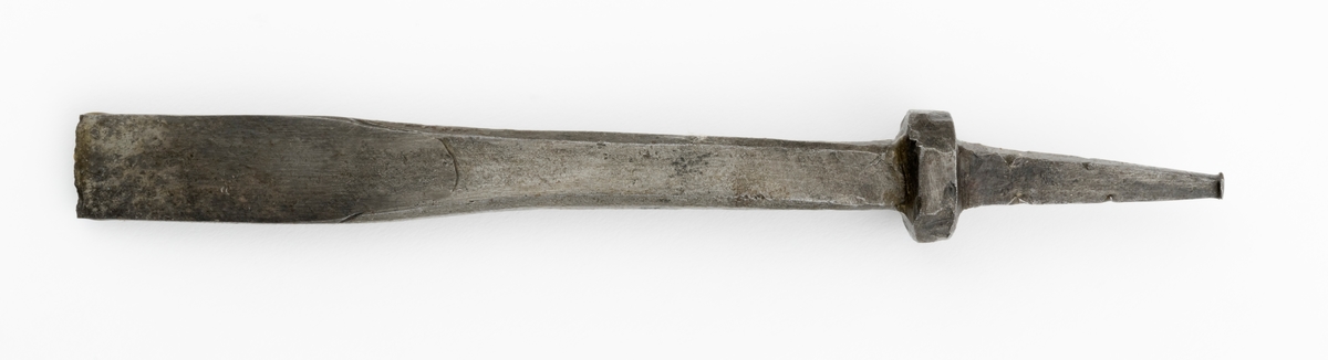 Stemjern med kraftig klinge, muligens så kraftig at den kan karakteriseres som en lokkbeitel, altså et redskap som kunne brukes til å bryte løs flis fra tapphull og andre djupe spalter i et arbeidsstykke av tre. Redskapet er 24,2 centimeter langt. Snaut 17,5 centimeter av dette lengdemålet er en klinge med en noenlunde rett, fasslipt egg i ytterenden. Denne eggen er cirka 2,2 centimeter bred.  Umiddelbart ovenfor eggpartiet har klingen et rektangulært tverrsnitt - 2,2 X 1,1 centimeter. Videre oppover smalner den i bredderetningen, men blir samtidig noe grovere og får et mer kvadratisk tverrsnitt (1,5 X 1,3 centimeter). I overenden av klingen er det en inngående avsats med en tange i forlengelsen av klingens lengdeakse. Den nedre delen av tangen har et tverrsnitt på 1,4 X 1,2 centimeter. Derfra mot den ytre enden smalner den en jevnt. Tangen skulle føres inn i en åpning sentralt i den nedre enden av det treskaftet dette stemjernet antakelig har hatt. Den har hakk i ytterkantene som skulle hindre at den løsnet. Da redskapet ble avlevert til Norsk Skogbruksmuseum manglet skaftet, og i mangle av skaft ser det ut til at snekkeren har banket på enden av tangen med en hammer. Ytterenden av tangen er i hvert fall stuket. Denne redskapsdelen er 5,7 centimeter lang.

Dette stemjernet var antakelig rustent da det ble overlatt til Norsk Skogbruksmuseum. Museets personale har sørget for elektrolysebehandling og påfølgende impregnering med korrosjonsherdende voks.