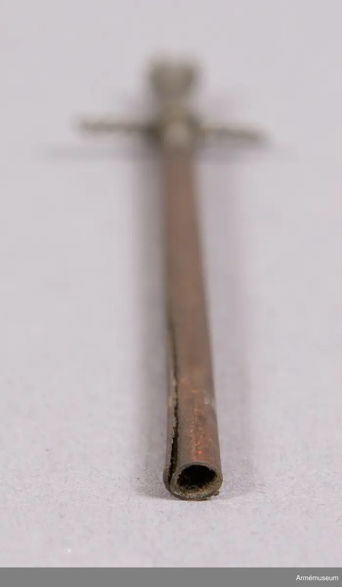 Grupp F II.
Antändningsrör. Callerströms invention 1829-30. Tändningen skedde genom att medelst en dragkrok avbryta rörets övre del, varvid där i ett glasrör förvarad svavelsyra utföll å klorsyrat kali, då explosion inträffade. Antogs vid fältartilleriet 1830.