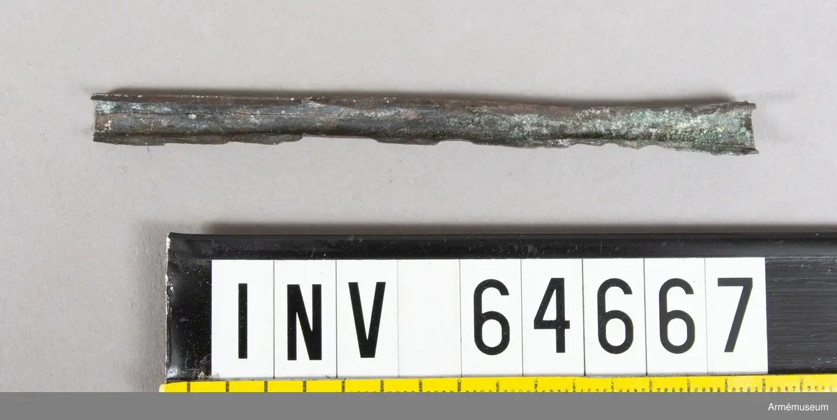 Grupp F II.
Antändningsrör. Callerströms invention 1829-30. Tändningen skedde genom att medelst en dragkrok avbryta rörets övre del, varvid där i ett glasrör förvarad svavelsyra utföll å klorsyrat kali, då explosion inträffade. Antogs vid fältartilleriet 1830.