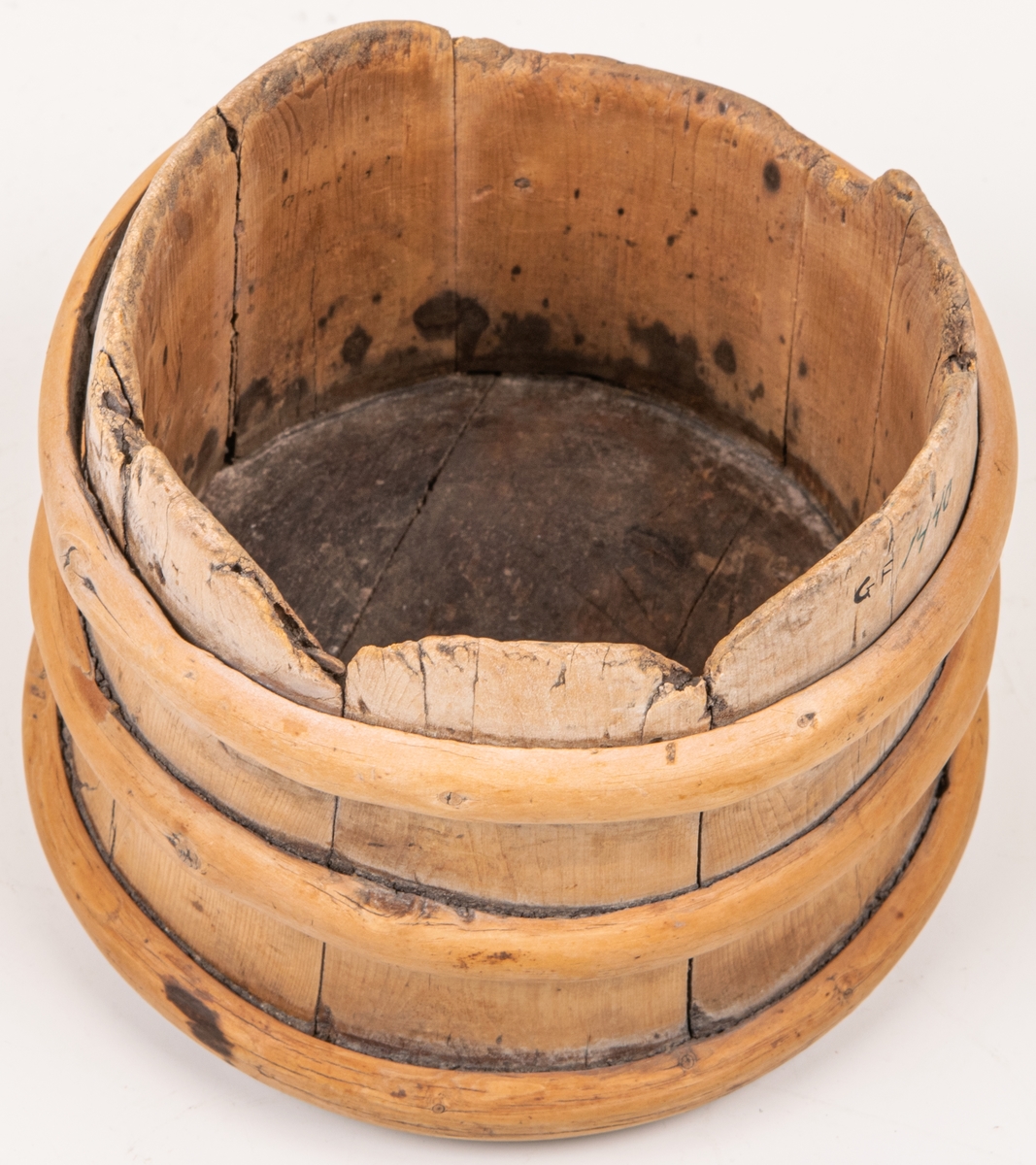 Litet laggkärl av enträ utan lock, med tre band. Märkt i botten 1674, m.m.