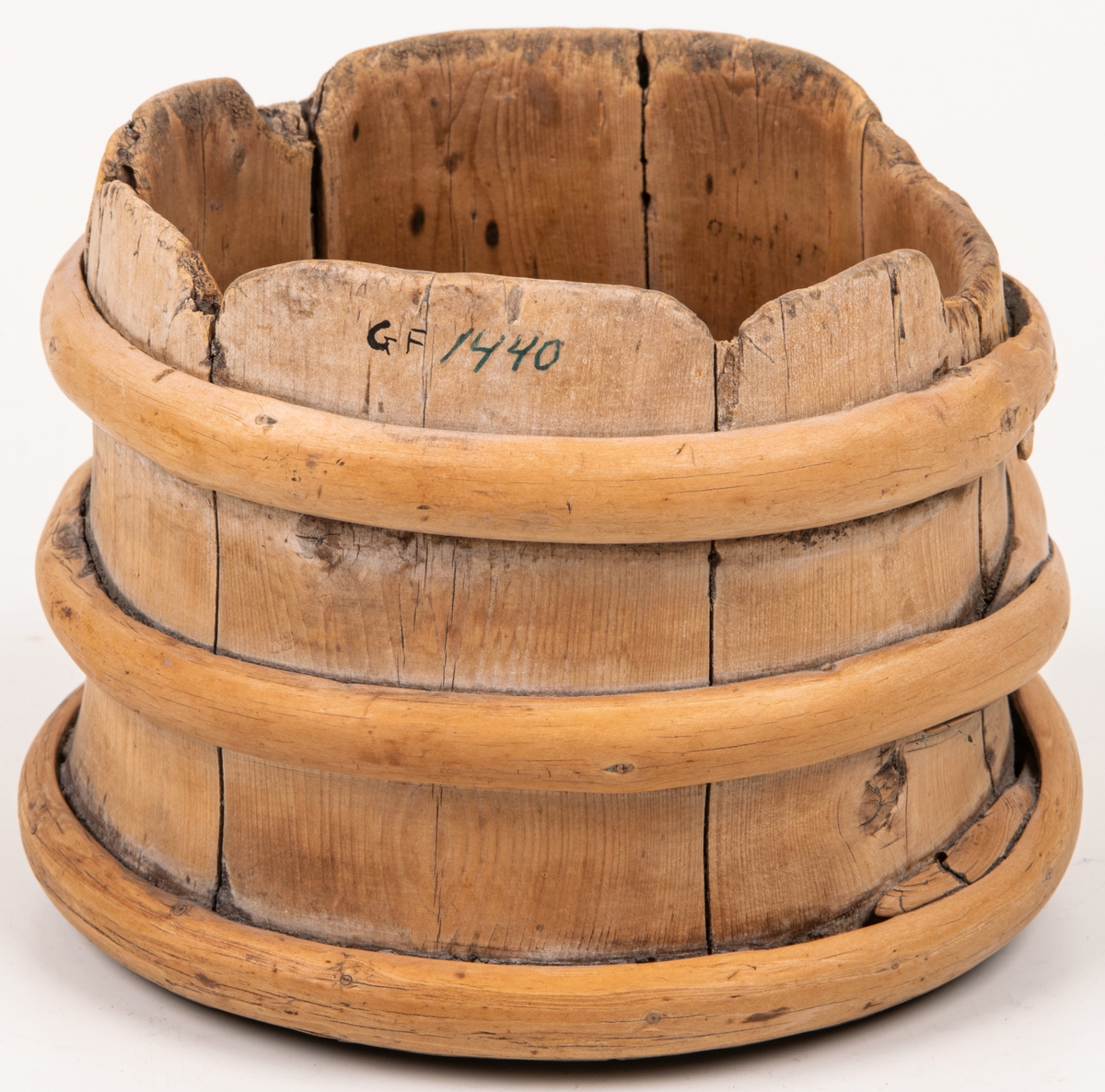 Litet laggkärl av enträ utan lock, med tre band. Märkt i botten 1674, m.m.