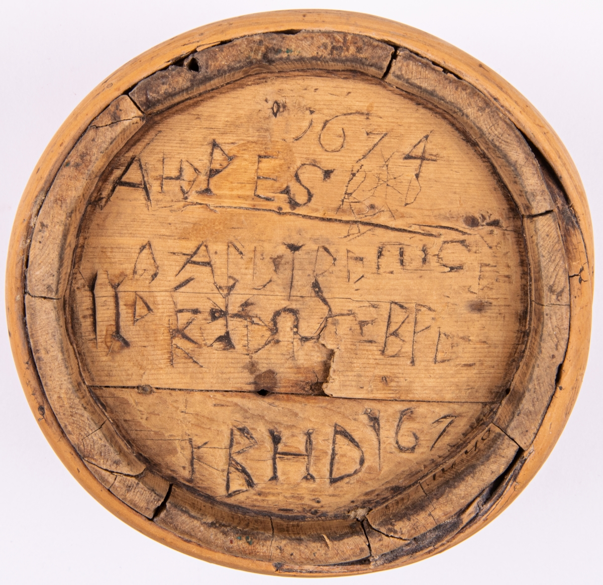 Litet laggkärl av enträ utan lock, med tre band. Märkt i botten 1674, m.m.