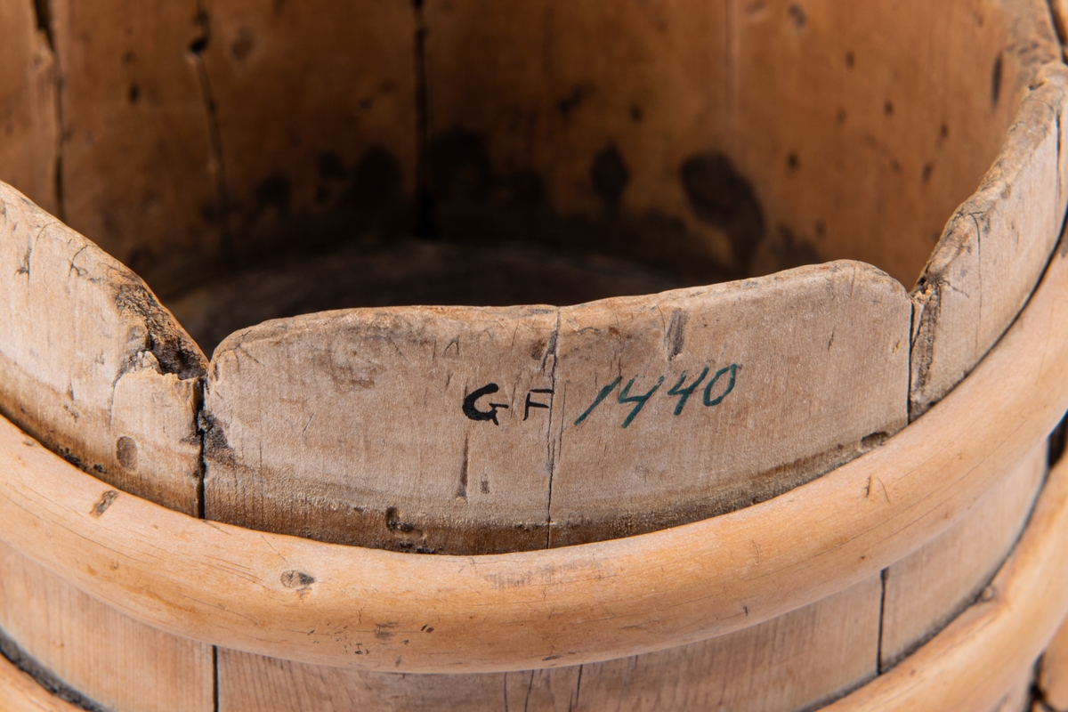 Litet laggkärl av enträ utan lock, med tre band. Märkt i botten 1674, m.m.
