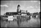 Vy över Viborg slott med ångbåtar i framkant. Bilden är tagen under tiden då Viborg var finskt.