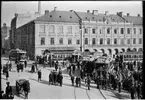 Vy över stadstrafik vid Gustav Adolfs torg i Malmö.