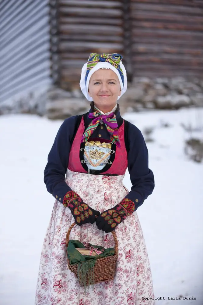 Kvinne i bunad fra Indre Sogn