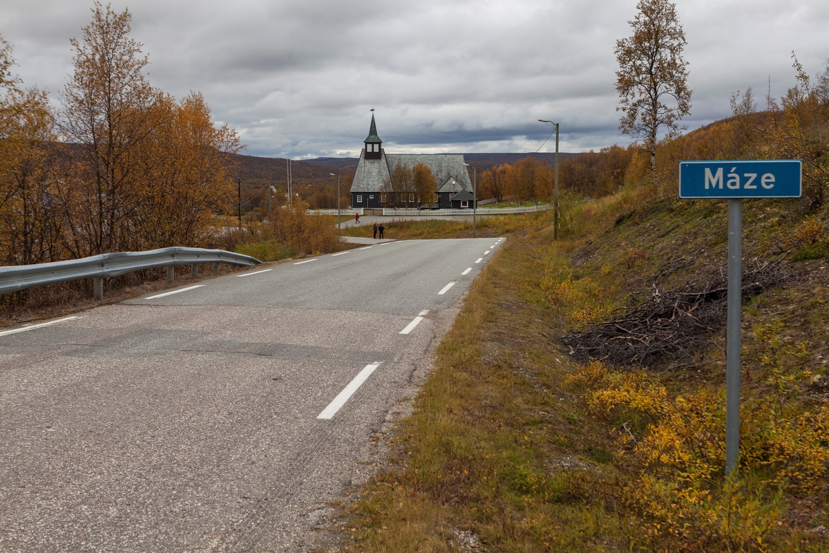 Máze (Masi) er ei bygd i Kautokeino, kirka i bakgrunnen blei oppført 1965. Under planlegginga av Alta-utbygginga fekk kirka veldig mykje oppmerksomhet.