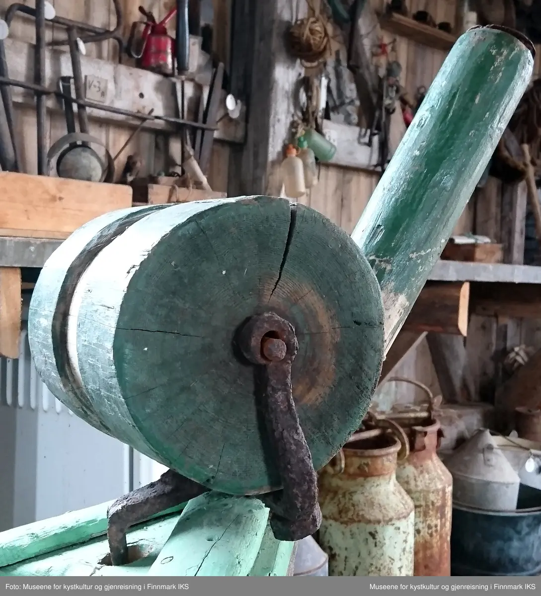 Selve rullen er laget av et tykt tre stykke som er 16,5 cm i diameter og 19,5 cm bred. Midt på rullen er det laget et spor som er 1 cm dypt og 5 cm bredt, det går rundt hele rullen. Denne sporen vil styre linen når den dras inn. På midten av rullen er det sveist fast en aksling i jernstativet, som bærer denne. Denne akslingen er 37 cm lang og 11 mm i diameter. På akslingen er det tredd en ny tre rull som peker rett ut fra hovedrullen. Denne rullen er 33 cm lang og har en diameter på 6,4 cm. Denne rullen ble kalt andøveren fordi den holdt linen på plass på den store rullen.
Jernstativet er en åpen ramme. Gjennom den store rullen er det tredd en aksling som er klinket fast i øvre del av den åpne rammen. Denne akslingen er det trerullen går rundt på.
Fra bunnen av rammen, under rullen, går det ut et flatjern som er bøyd i 90 graders vinkel 7 cm fra festet i bunnen av rammen.  Fra vinkelen og til enden av jernet er det 14 cm. Denne enden av jernet blir satt ned i et spor i rekka eller stevnet, og holder rullen på plass. Jernstativet laget av firkantjern som er 1,7 x 1,2 cm. Flatjernet som rammen står på er 2,4 cm bredt og 8 mm tykt.