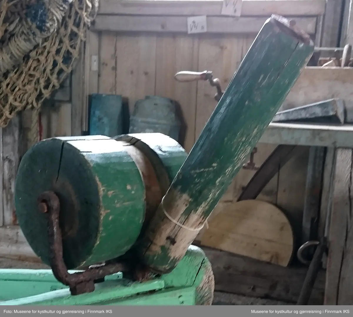 Selve rullen er laget av et tykt tre stykke som er 16,5 cm i diameter og 19,5 cm bred. Midt på rullen er det laget et spor som er 1 cm dypt og 5 cm bredt, det går rundt hele rullen. Denne sporen vil styre linen når den dras inn. På midten av rullen er det sveist fast en aksling i jernstativet, som bærer denne. Denne akslingen er 37 cm lang og 11 mm i diameter. På akslingen er det tredd en ny tre rull som peker rett ut fra hovedrullen. Denne rullen er 33 cm lang og har en diameter på 6,4 cm. Denne rullen ble kalt andøveren fordi den holdt linen på plass på den store rullen.
Jernstativet er en åpen ramme. Gjennom den store rullen er det tredd en aksling som er klinket fast i øvre del av den åpne rammen. Denne akslingen er det trerullen går rundt på.
Fra bunnen av rammen, under rullen, går det ut et flatjern som er bøyd i 90 graders vinkel 7 cm fra festet i bunnen av rammen.  Fra vinkelen og til enden av jernet er det 14 cm. Denne enden av jernet blir satt ned i et spor i rekka eller stevnet, og holder rullen på plass. Jernstativet laget av firkantjern som er 1,7 x 1,2 cm. Flatjernet som rammen står på er 2,4 cm bredt og 8 mm tykt.