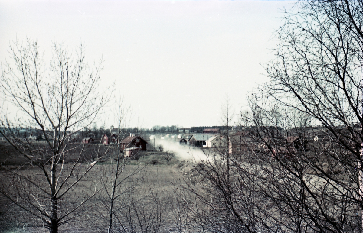 Fire bilder fra anleggsperioden for utvidelsen av daværende rv. 33 på begynnelsen av 1960-tallet. Bildene er tatt fra Odberg på Kraby i retning Hoff Arbeidersamfund. Det er tydelig at støvplagen ikke var ubetydelig i tida før asfaltering.