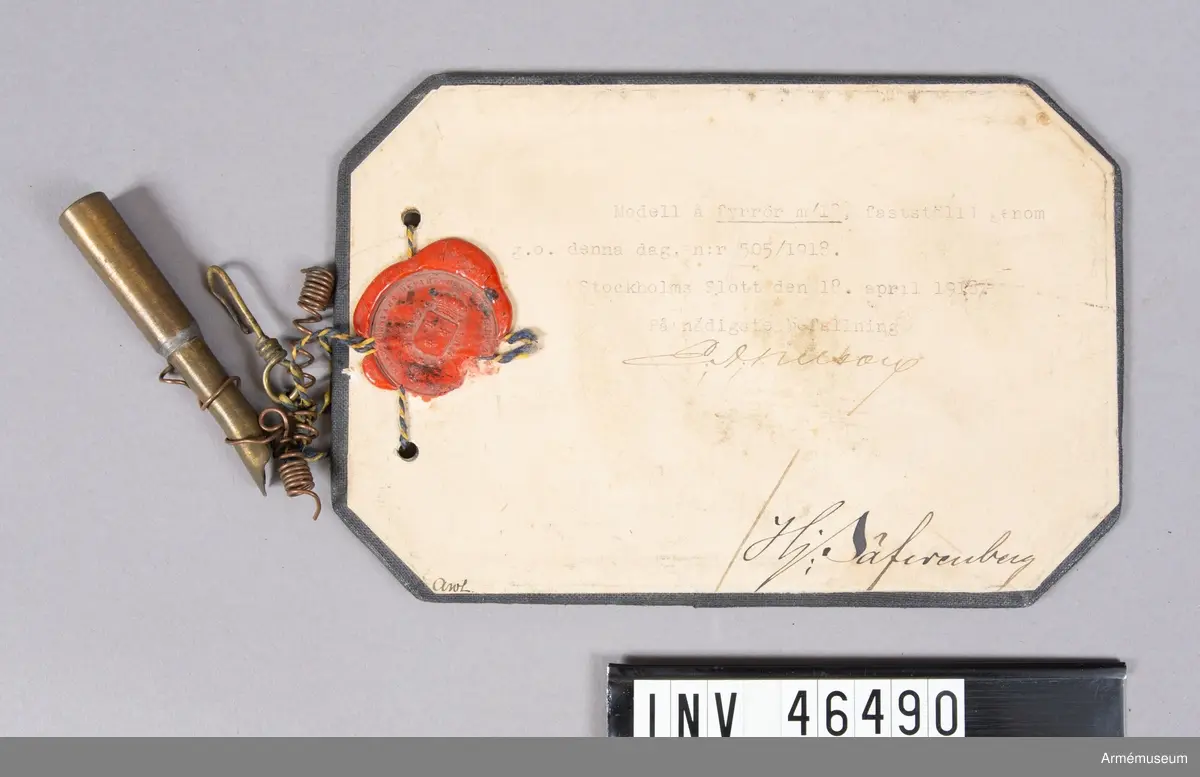 Grupp E V.
Text på modellappens baksida: Fyrröret har genom explosion blivit söndersplittrat. Stockholm den 4 mars 1920. På befallning Erik(?) Zetterberg adjutant