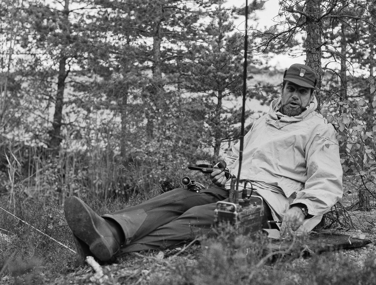 Fanjunkare Svante Blomkvist, chef förplägnadsplutonen, förbereder egen tältförläggning. Svante ledde en av stationerna som soldaterna passerade och verkade genom sin radio.

OBS! fyra bilder.