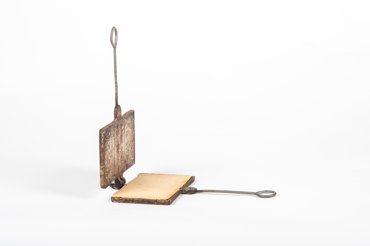 Tre felter i hver flate (på insiden), hver med akantuslignende blader i symmetrisk motiv omringet av små blomster og blader.