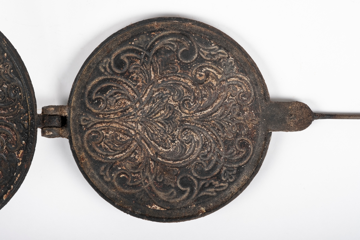 Akantuslignende blader som dekker hele innsiden av begge platene og som er omringet av små blomster og planter. Dekoren i den ene flaten er asymmetrisk og motivet ordnet på lignende måte som Telemarksrosemalingen ( med store C'er). Den andre flaten har et symmetrisk motiv som i midten har en hjertelignende form.