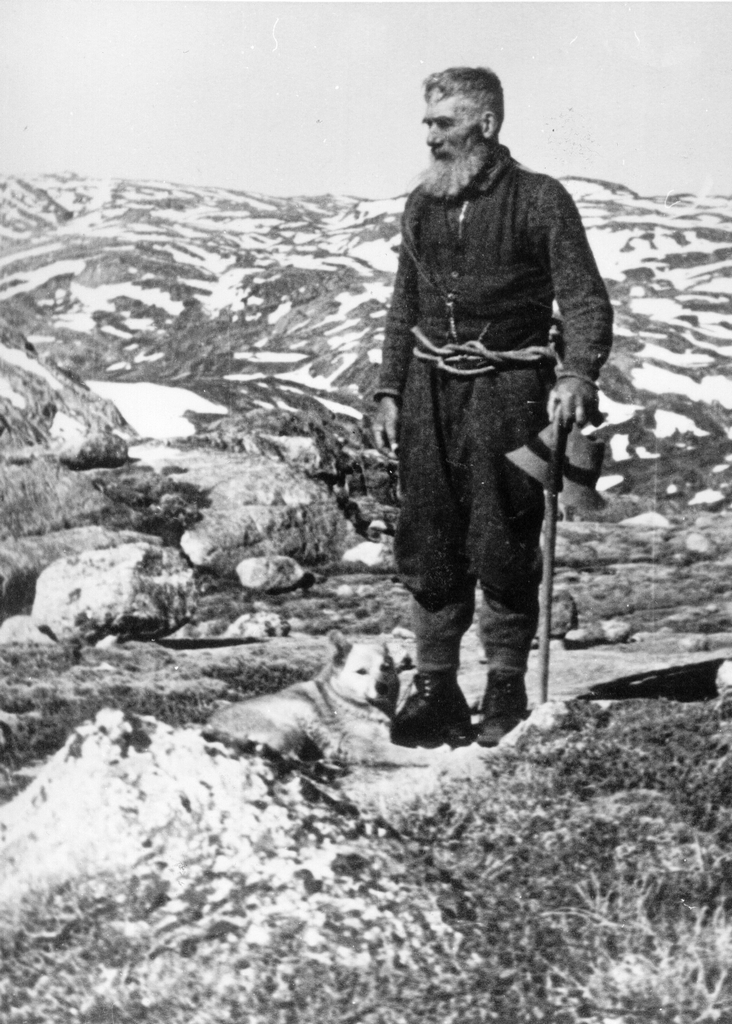 Heiagjetar Torger Haga, f. 1872, med buhunden Flink.
Han budde på Skjørestad i Høyland.