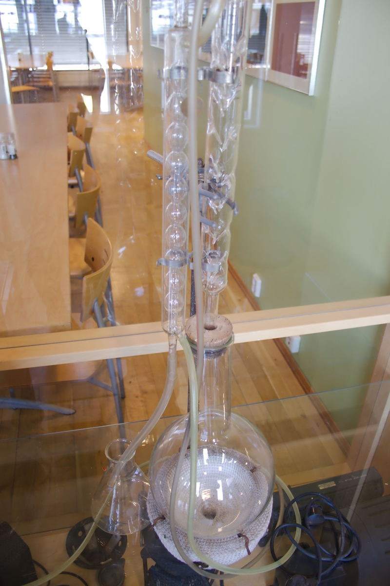 Destillasjonsapparat med elektrisk varmekappe.