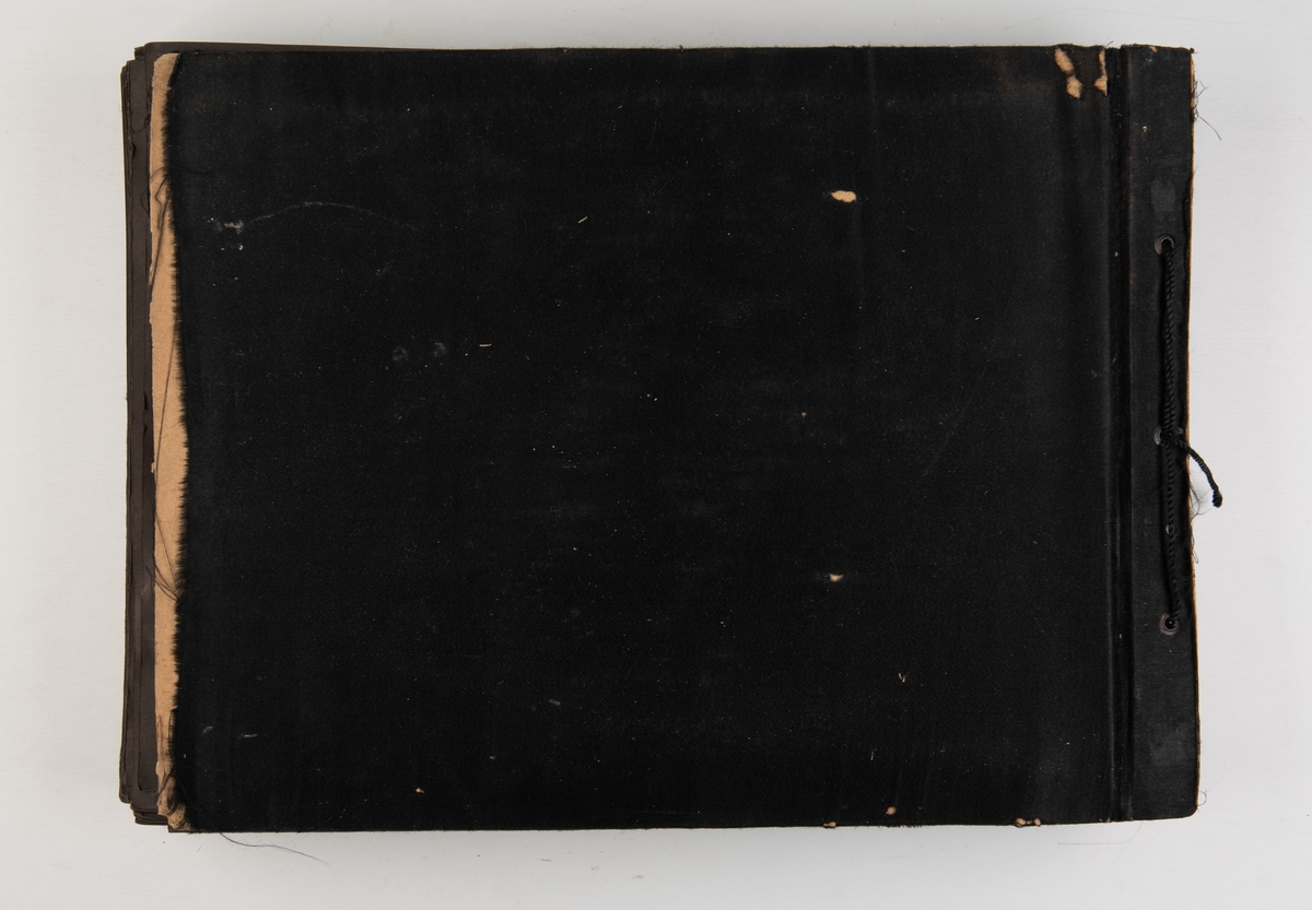Album med fotografier fra virksomheten til The Shanghai Tug & Lighter Company. Inneholder bl.a. en billedoversikt over The Shanghai Tug & Lighter Company's flåte i 1924, samt billedserier av skip i nødsituasjoner og under berging. Blant skipene er 'Hervar', 'Solvær', 'Antarctic', 'Beldagny', og 'Valuta'