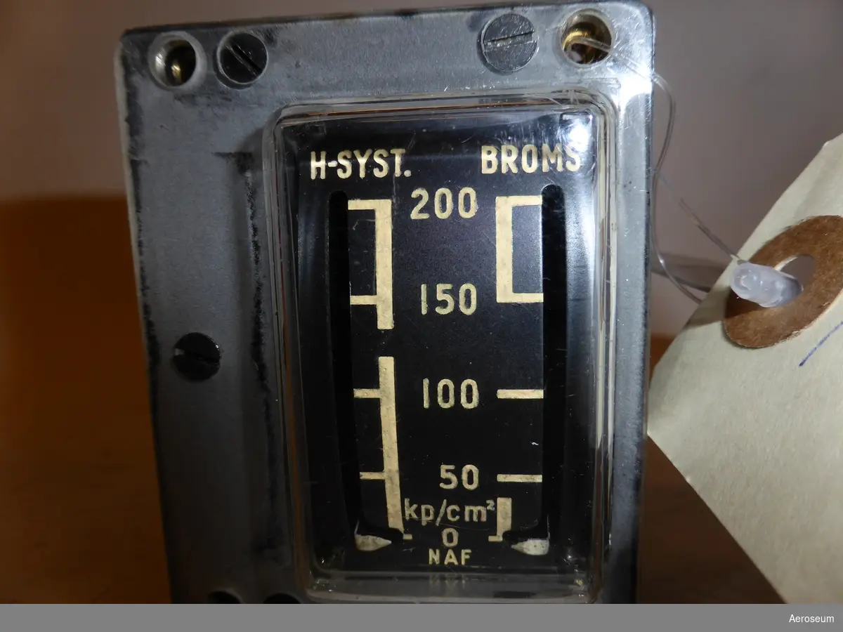 En 2-visarmanometer för bromstryck, tillverkad av SAAB. På instrumentet finns det en fastklistrad etikett där det står: "2 Hkp div 8 4-0 5-T".