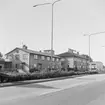 1954 breddades Industrigatan i Linköping för att vidare tjäna som del av Europaväg 4. Den nya bebyggelsen som växte fram längs den bullriga gatan kom uteslutande att ha industriell prägel. Ett exempel var KM (Konstruktions-Metall).