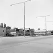 1954 breddades Industrigatan i Linköping för att vidare tjäna som del av Europaväg 4. Den nya bebyggelsen som växte fram längs den bullriga gatan kom uteslutande att ha industriell eller affärsmässig prägel. Bilden visar miljön invid gatans sträckning utmed kvarteret Automaten.