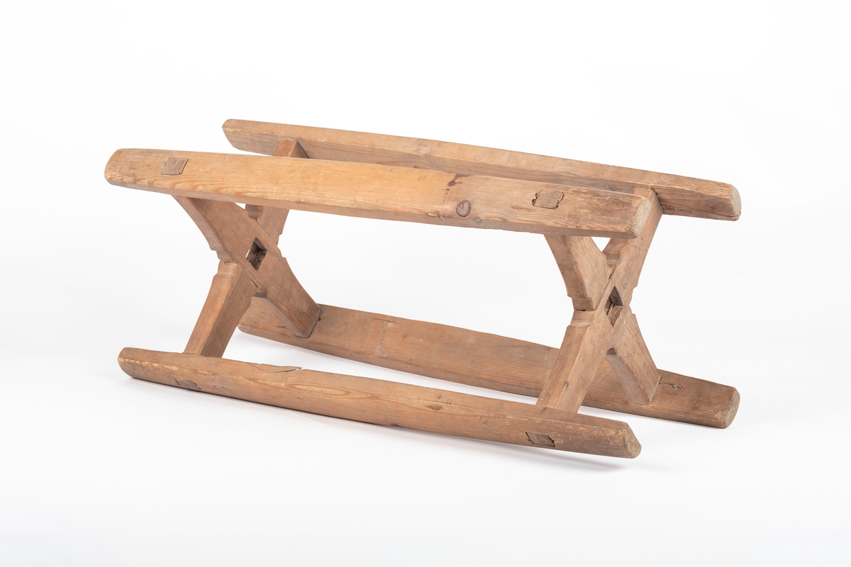 Kabben består av to par profilerte planker, med hull i midten, som er lagt i kors, og av fire staver som enden på disse er tappet igjennom.