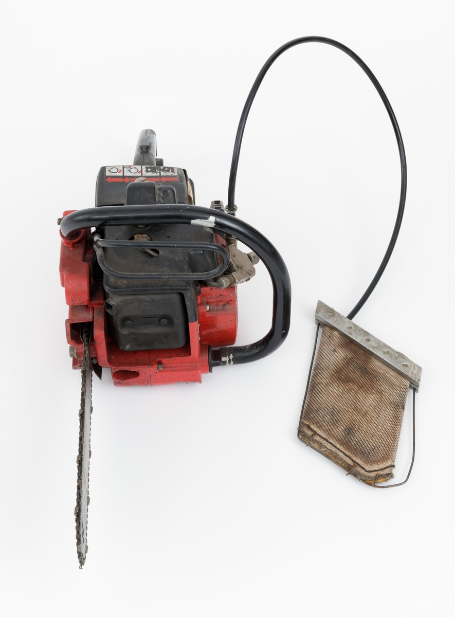 Motorsag av typen Jonsered 451EV med fellepute. Saga har påmontert sverd og sagkjede. Den ser for registrator ut til å være tilnærmet komplett og er videre blant annet utstyrt med elektronisk tenning,  avvibrerte håndtak, varme i håndtakene, vernebøyle og kjedebrems. 

Fellepute/presspute: Tilleggsutstyr påkoblet saga til hjelp under felling. Pressputa/felleputa kunne erstatte bruken av brytejern/fellespett. Utstyret består av en slange, hurtigkobling og pute. Puta har en tilnærmet rektangulær form, cirka 20 x 13 cm. Puta er laget av fiberarmert gummi. Selve puta er festet til en ramme bestående av to metallskinner i ene enden og en metalltråd som omslutter på tre sider. I nedre kant er puta festet til metalltråden med stålklemmer. Til puta er det koblet en svart slange med hurtigkobling. Disse enhetene har en lengde på cirka cirka 1 meter.  Slangen med hurtigkobling festes til en regulator på saga. Denne regulatoren er koblet til sagas motor inn ved starthuset. Det overføres "gass" fra sagas motor, sylinder, til puta som blåses opp som en ballong. Puta stikkes inn i felleskåret, slangen kobles på saga, og brukeren trykker på knappen slik at den fylles med "gass" og dermed hjelper treet i fallretningen.  Ut fra omtale i Jonsereds brosjyre skal puta ha en løftekraft på 4 tonn.  (Se vedlagte filer under fanen referanser.)


Det gjengis her noen tekniske spesifikasjoner fra salgsbrosjyra for Jonsered 451EV:  
(Se også vedlagt fil under fanen referanser som viser en allmenn beskrivelse av sagas spesifikasjoner. )
Sylindervolum/slagvolum: 44,3 kubikkcentimeter.
Kjedehastighet: cirka 20 meter per sekund.
Vekt: cirka 6,1 kg med sverd og kjede, også oppgitt til 7 kg (trolig vekt med fulle tanker)