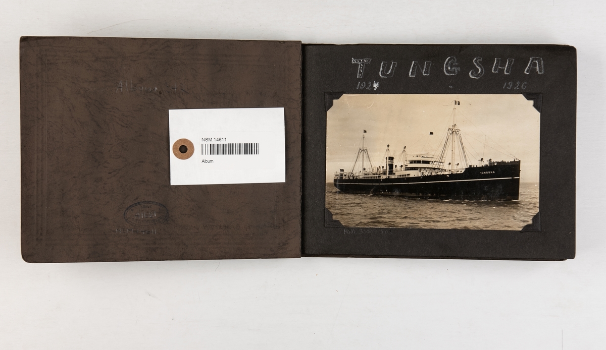 Album med fotografier av motorskipet 'Tungsha' 1924-1926.