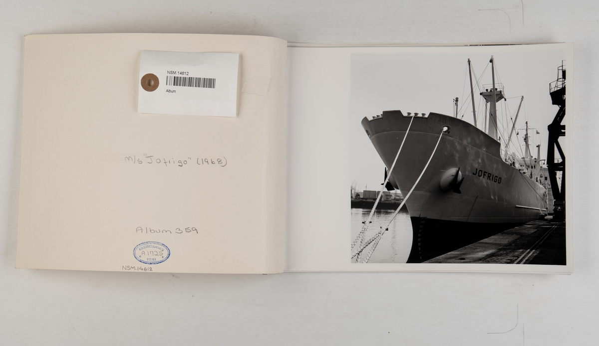 Album med fotografier av M/S 'Jofrigo'.