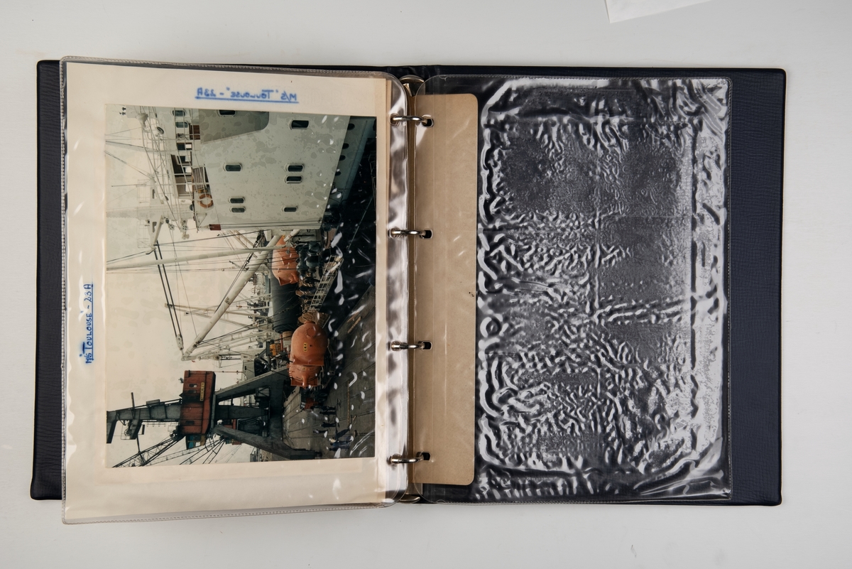 Album med fotografier av dekklast og fotografier av lasting og lossing på skip fra Wilh. Wilhelmsen.