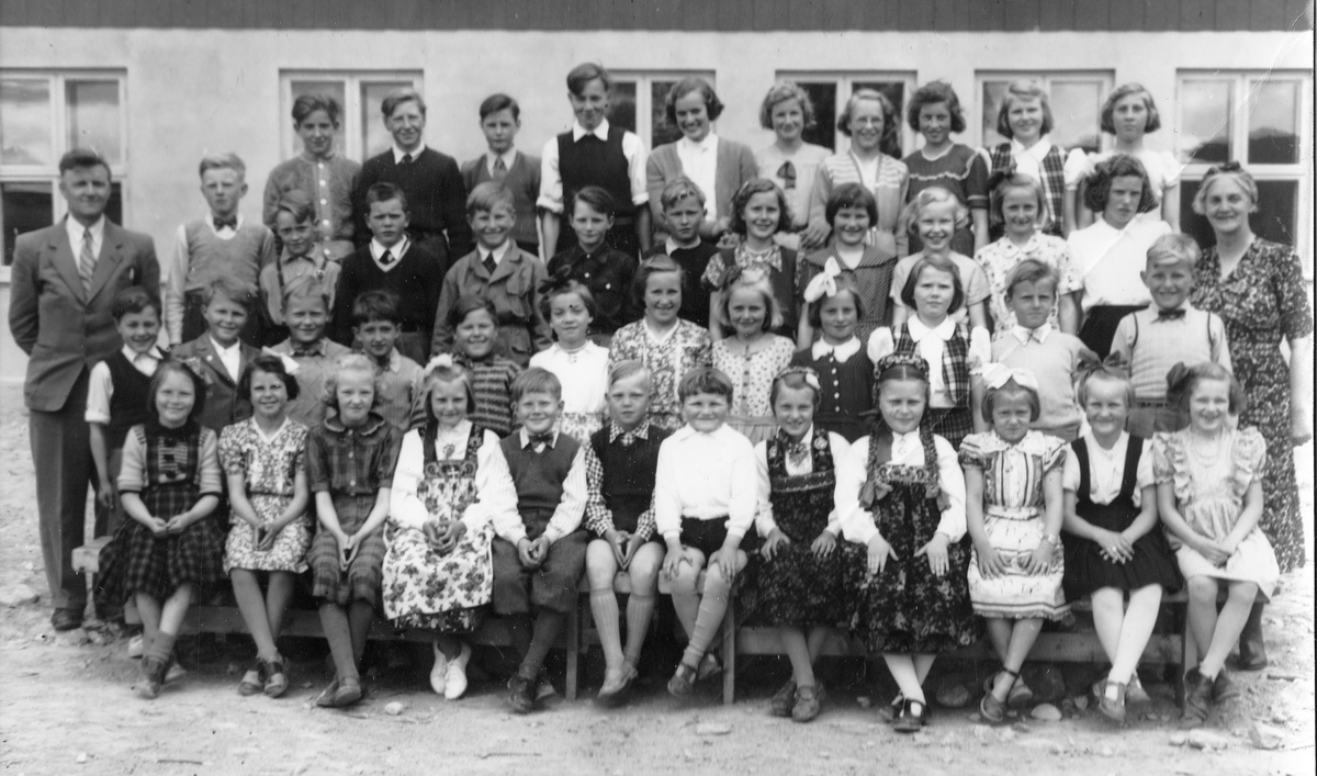 Åsgardane  skule 1951.
(Dublett til Gba.19002-5997)
1.rekkje frå v. Kirsten Eldstad, Guro Brenna, Gunbjørg Solli, Gerd Stake, Ole Berg, Emil Ransedokken, Sigurd Langehaug, Margit Treverket, Margit Tora Bergun, Margit Johanne Ransedokken, Gunvor Tubbehaugen og Astrid Fjelstad.
2 rekkje frå v. Halgrim Ransedokken, Magne Langehaug, Knut Bergum, Olav Olavsbråten, Oddmund Hammerstad, Elisabeth Andersen, Margit Brenna, Karin Bergli, Margit Rensel, Gerd Elise Brekke, Asbjørn Bjørkedokken og Oddbjørn Stake Berget.
3. rekkje frå v. Lærar Svein Langehaug, Oddvar Stake, Harald Eldstad, Ola Rust, Harald Tubbehaugen, Kjell Stake, Ragnar Treverket, Bjørg Berg, Dagfrid Langehaug, Turid Fjelstad, Ingrid Bergli, Margit Skredderberget og lærar Nelly Skulasjon Mjølid.
4.rekkje frå v. Engebret Olavsbråten, Ove Midtgård, Sigbjørn Stake, Ola Magne Ransedokken, Astrid Espedokken, Arnlaug Bergli, Liv Fjelstad, Gunhild Haugen, Turi Margrethe Brekke og Gudrun Nylende.