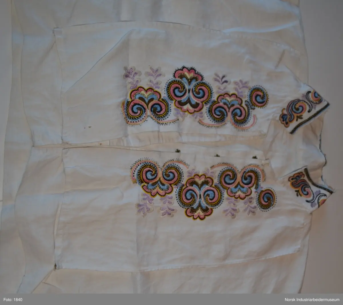 Bunadsskjorte i prinsessemønster til Øst-Telemarksbunad. Skjorta har farget broderi på kvarden, framstykket og ermlinningene.