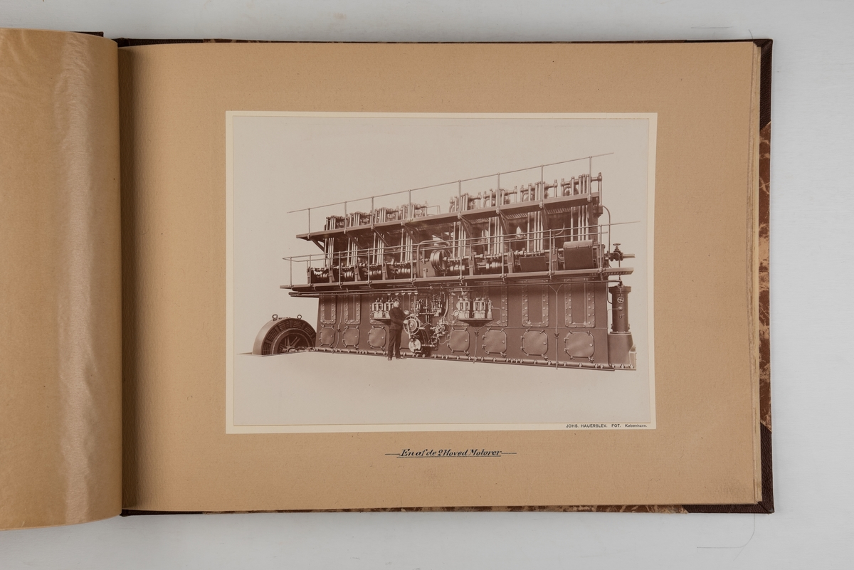 Album med fotografier av M/S 'Selandia' (b.1912 og skipets interiør og maskinrom