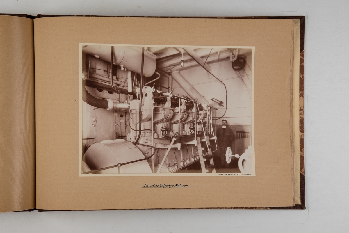 Album med fotografier av M/S 'Selandia' (b.1912 og skipets interiør og maskinrom