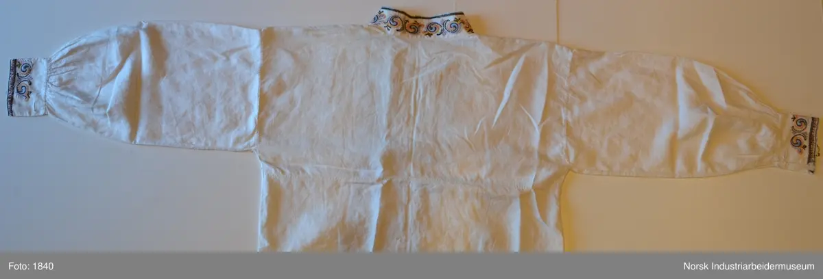 Bunadsskjorte i prinsessemønster til Øst-Telemarksbunad. Skjorta har farget broderi på kvarden, framstykket og ermlinningene.