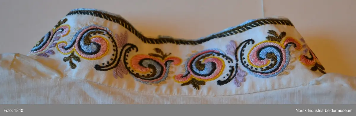 Bunadsskjorte i prinsessemønster til Øst-Telemarksbunad. Skjorta har farget broderi på kvarden, framstykket og ermlinningene.