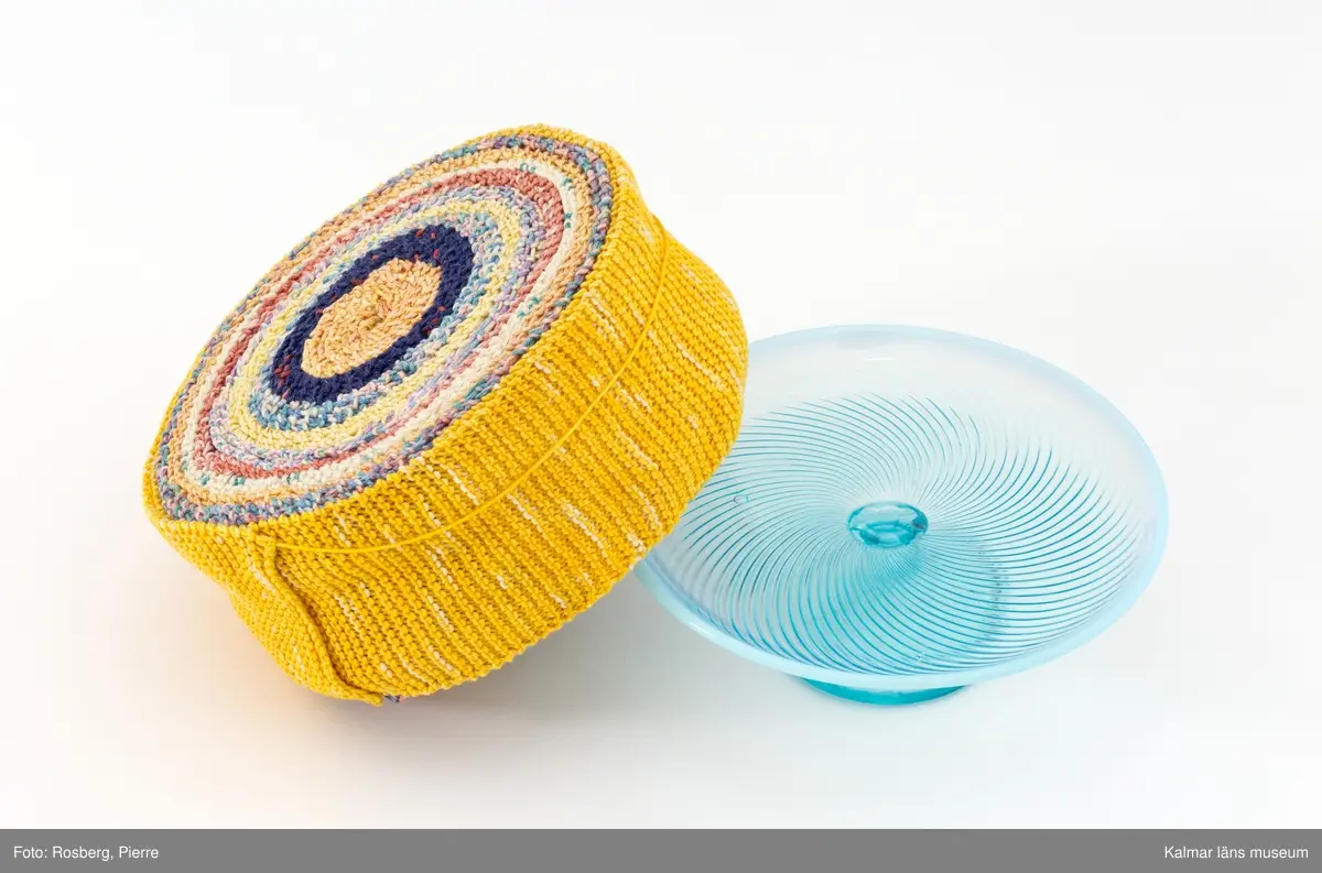 Tårta i olika färger på blått tårtfat. Titel: "Tårtfat".