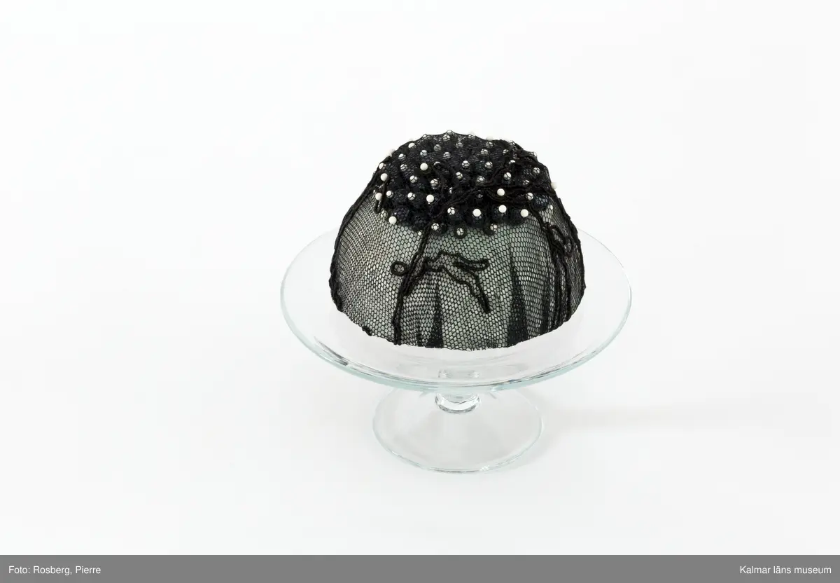 Dekorerad tårta på glasfat.