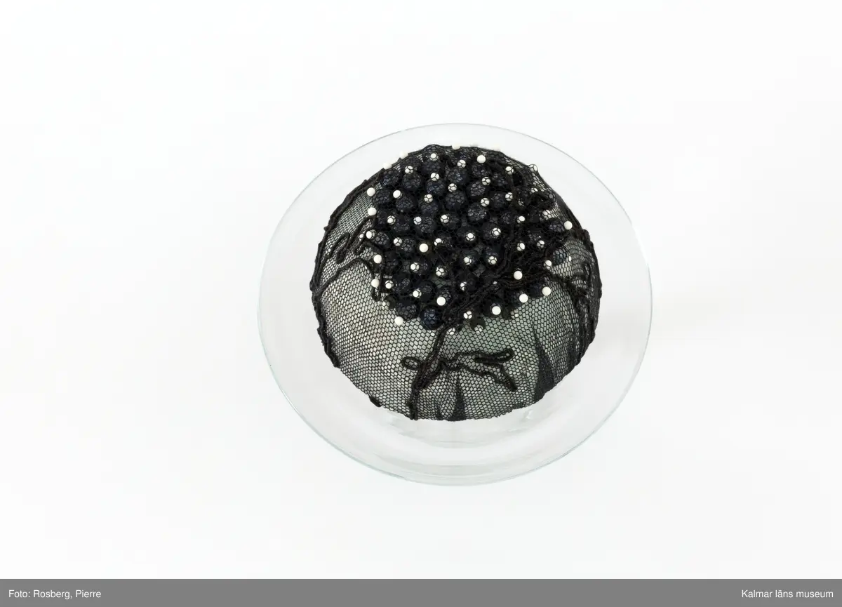 Dekorerad tårta på glasfat.