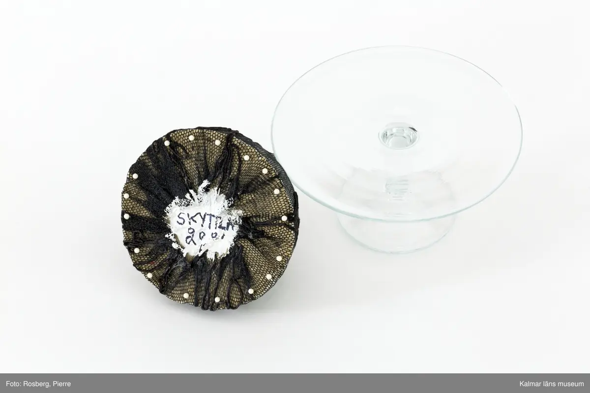 Dekorerad tårta på glasfat.