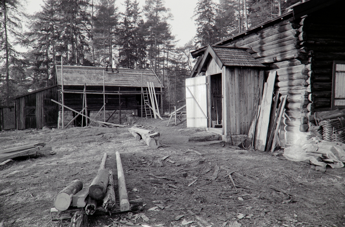 Hamar, Domkirkeodden, Pershagen, låve og fjøs, steinfjøs, fjøslåve ble flyttet til Hedmarksmuseet i 1974, husmannsplass under Stor-Ile 745/1, Pershagelåven, driftsbygning under oppføring på museet,