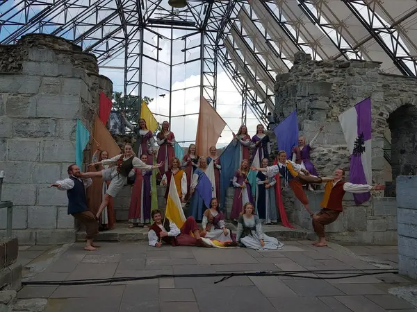 Fargerike gjøglere i middelalderklær