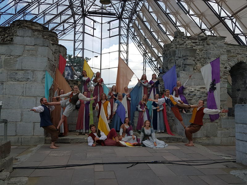 Fargerike gjøglere i middelalderklær