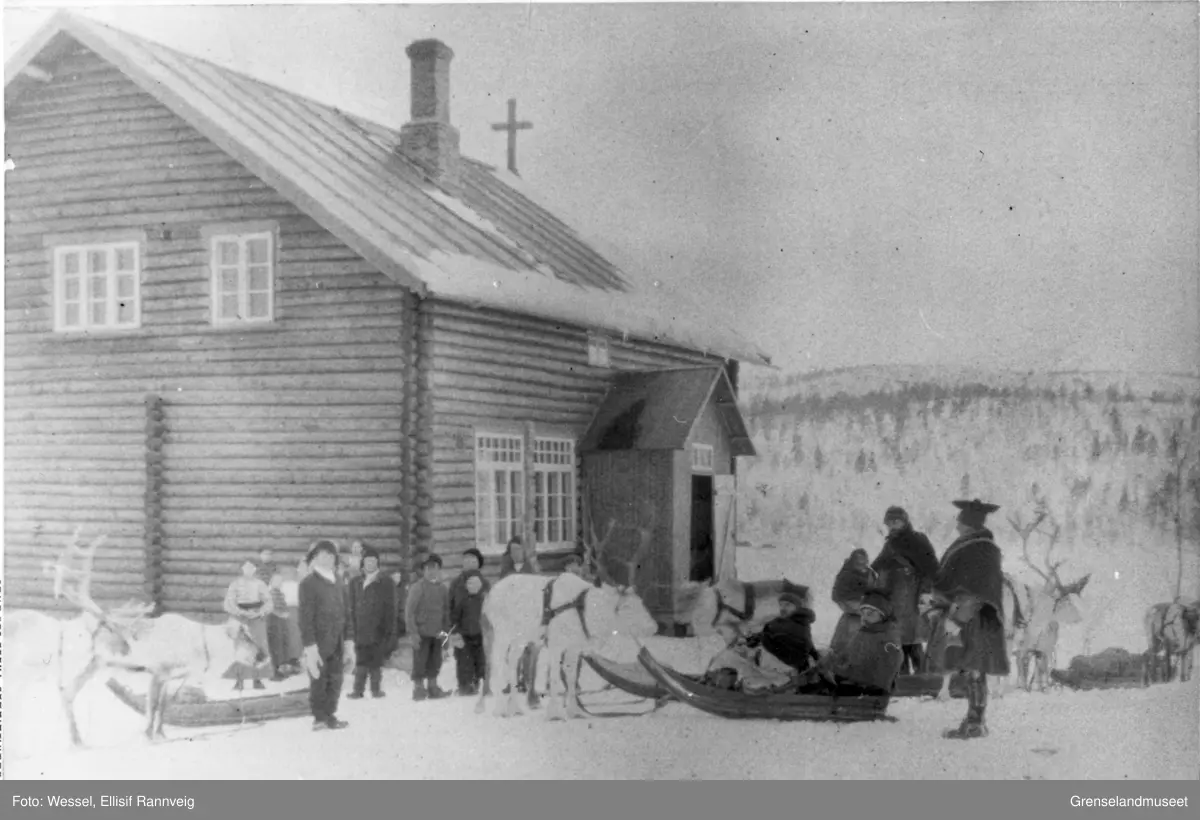Presten Mads Le Maire er på besøk på Strand Internat og skolekapell, 1905. Inngang på den tiden var fra kirkegården.