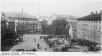 Vykort med motiv över Gamla torget i Norrköping. Tiden är omkring 1895.
Stadens äldsta torg, med Gamle bros (Järnbron) passage över strömmen, det gamla rådhuset och landskyrkan Sankt Johannes i den omedelbara omgivningen tros platsen varit central mötes och handelsplats redan under medeltiden. Själva namnet är belagt tidigast 1728.