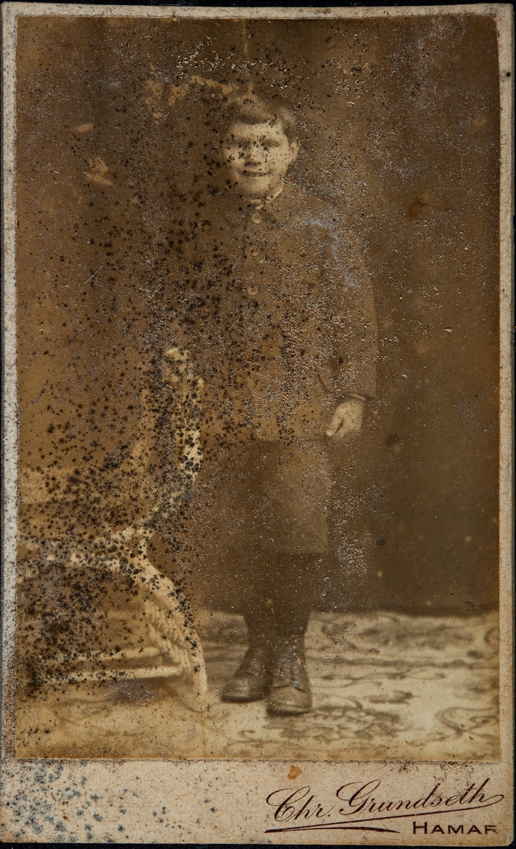 Bilder fra Sveum av Søndre Tomter g/br.nr 60/5. Mikkel og Syverine Sveums familie? Husmannsfolk i Sveum i fra 1882.
Gutt, barn i studio.