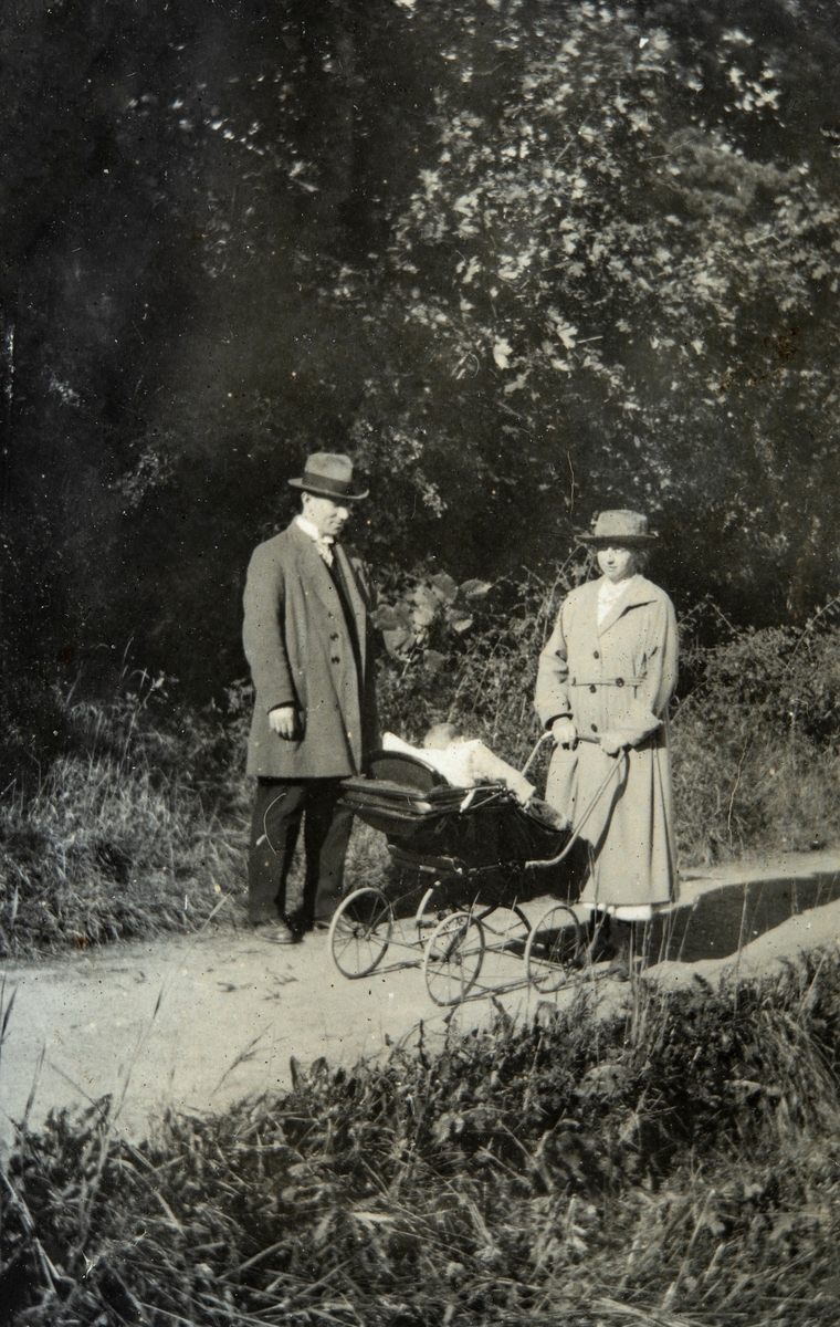 Bilder fra Sveum av Søndre Tomter g/br.nr 60/5. Mikkel og Syverine Sveums familie? Husmannsfolk i Sveum i fra 1882.
Gruppe 3, mann og dame med barn i barnevogn.