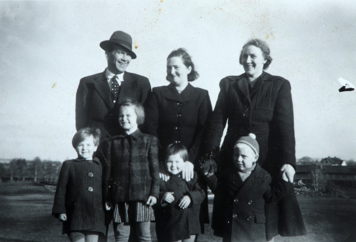 Familiegruppe Kjellmann. Evakuerte fra Finnmark til Ottestad senhøsten 1944. De ble bosatt på Lundegård lille.
Bak f.v. Wiggo Kjellmann, Borghild Kjellmann, Aasta Myhre. Foran f.v. Mona Kjellmann, Turid Kjellmann, Sonja Kjellmann, Ragnar Myhre.