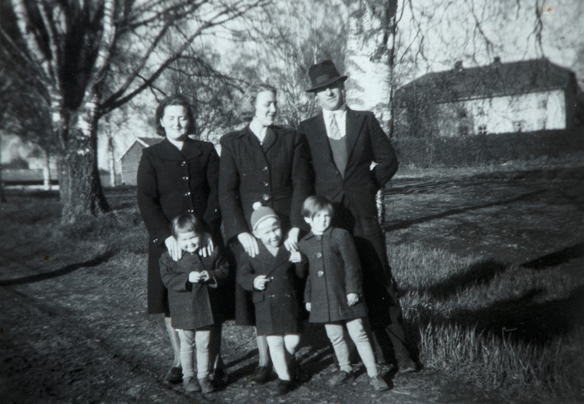 Familiegruppe Kjellmann. Evakuerte fra Finnmark til Ottestad senhøsten 1944. De ble bosatt på Lundegård lille.
Bak f.v.  Borghild Kjellmann, Aasta Myhre, Ottar Myhre. Foran f.v. Sonja Kjellmann, Ragnar Myhre, Mona Kjellmann,